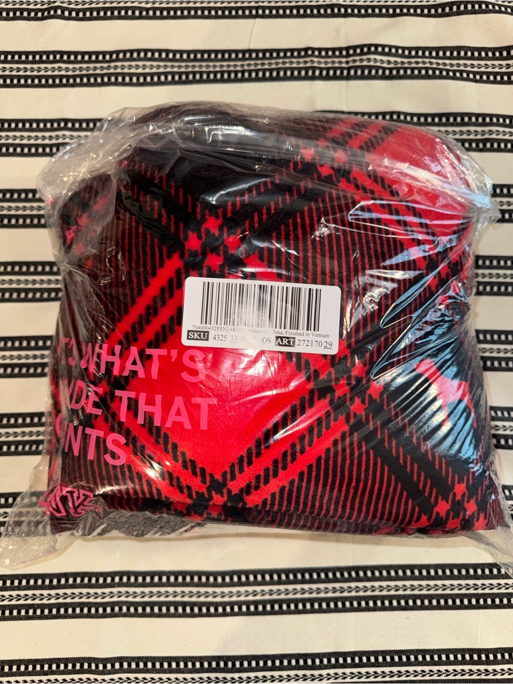 NWT, PINK Victoria’s Secret Red and Black Plaid Super Soft Sherpa-Lined Blanket - Picture 7 of 9